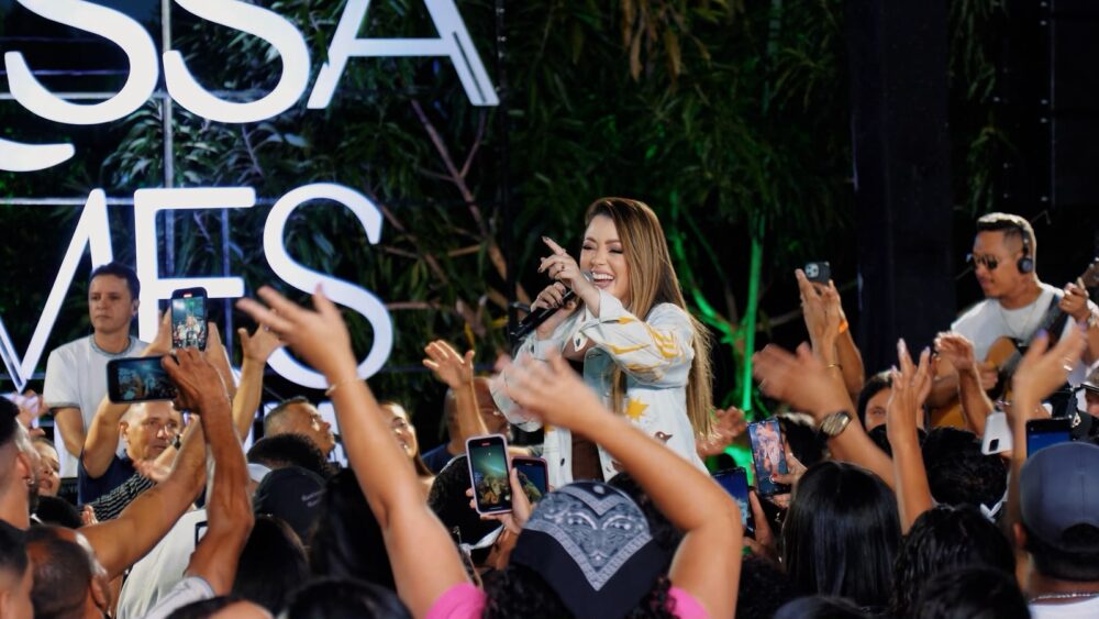 Larissa Gomes se apresentando em evento musical